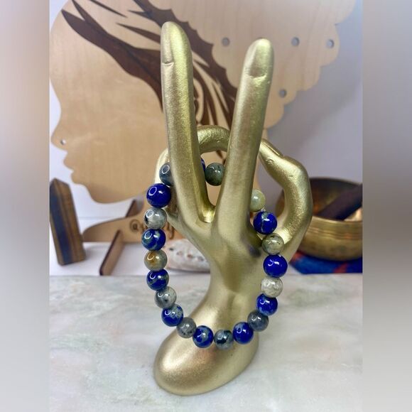 Handmade Lapis Lazuli & Labradorite Unisex Gemstone Bead Bracelet - Picture 5 of 10